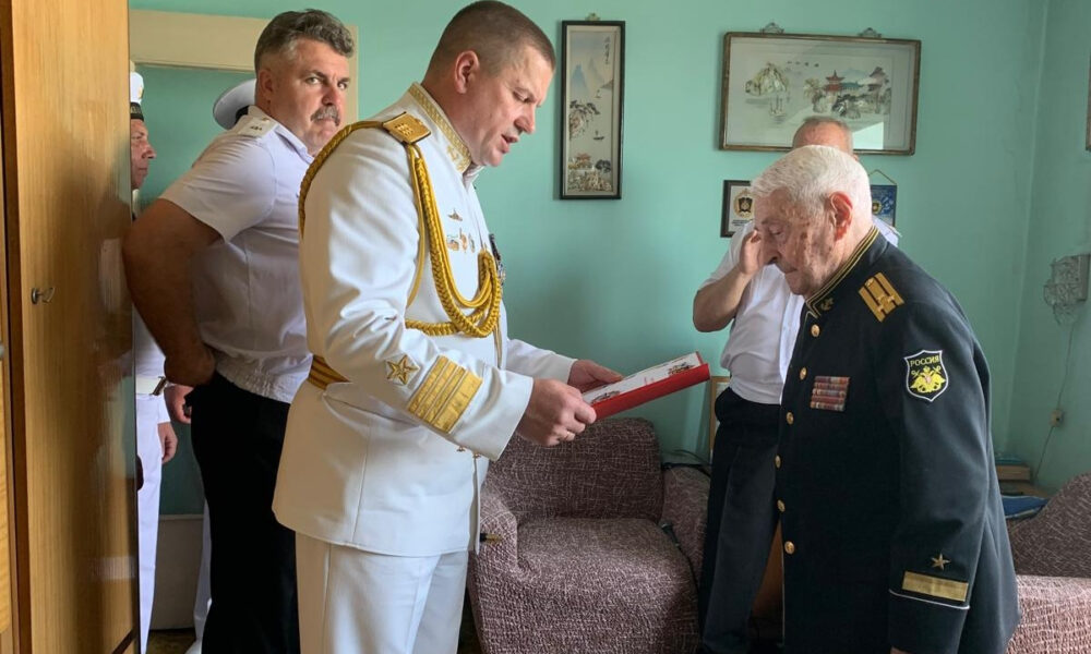 Admiral Viktor Liina Congratulates Submarine Veteran Vladimir Meister on Navy Day