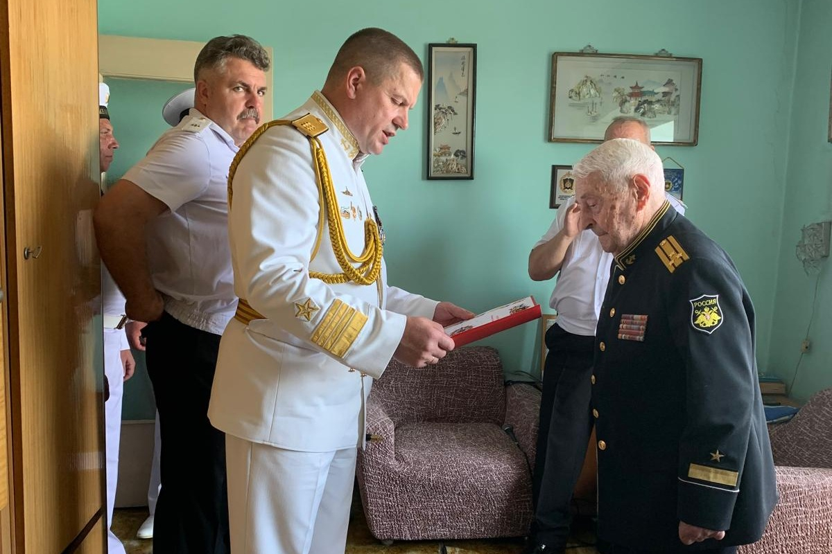 Admiral Viktor Liina Congratulates Submarine Veteran Vladimir Meister on Navy Day