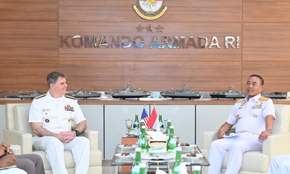 Commander, U.S. 7th Fleet, meets with Indonesian leaders