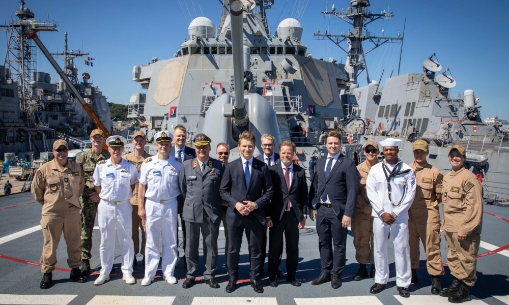 Minister of Defence of Finland Visits DESRON 15 and USS Benfold (DDG 65)